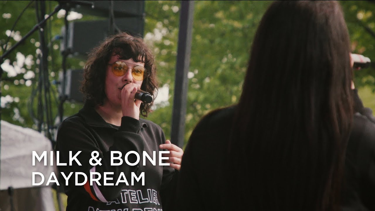 エレクトロポップ・デュオMilk ＆ Boneが、CBC Music Festivalで“Daydream”を披露